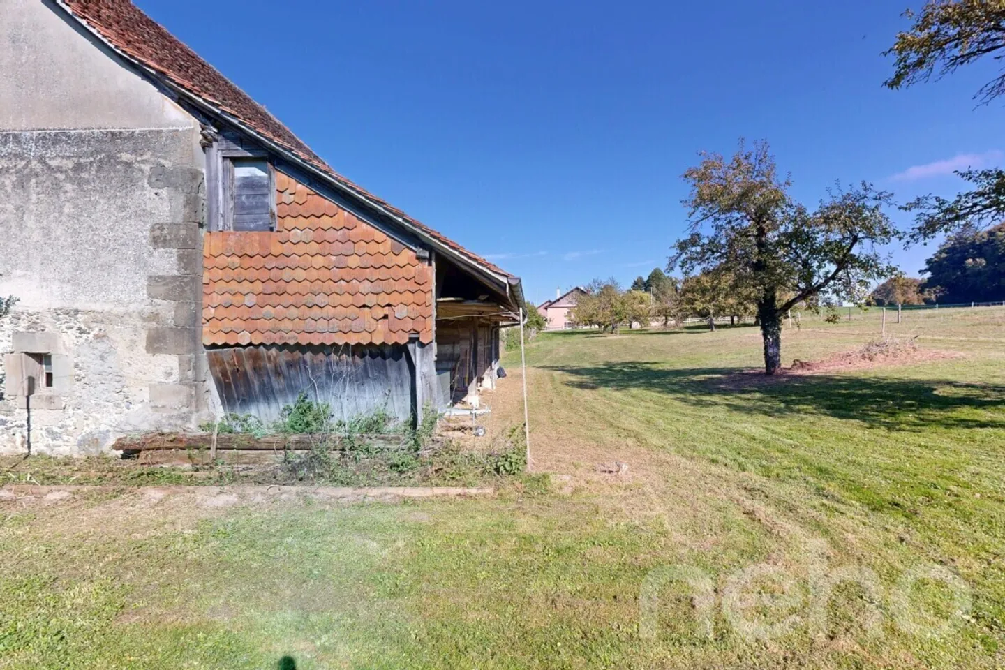 Village farm to renovate? Ideal setting and great potential - Photo 11 of 12
