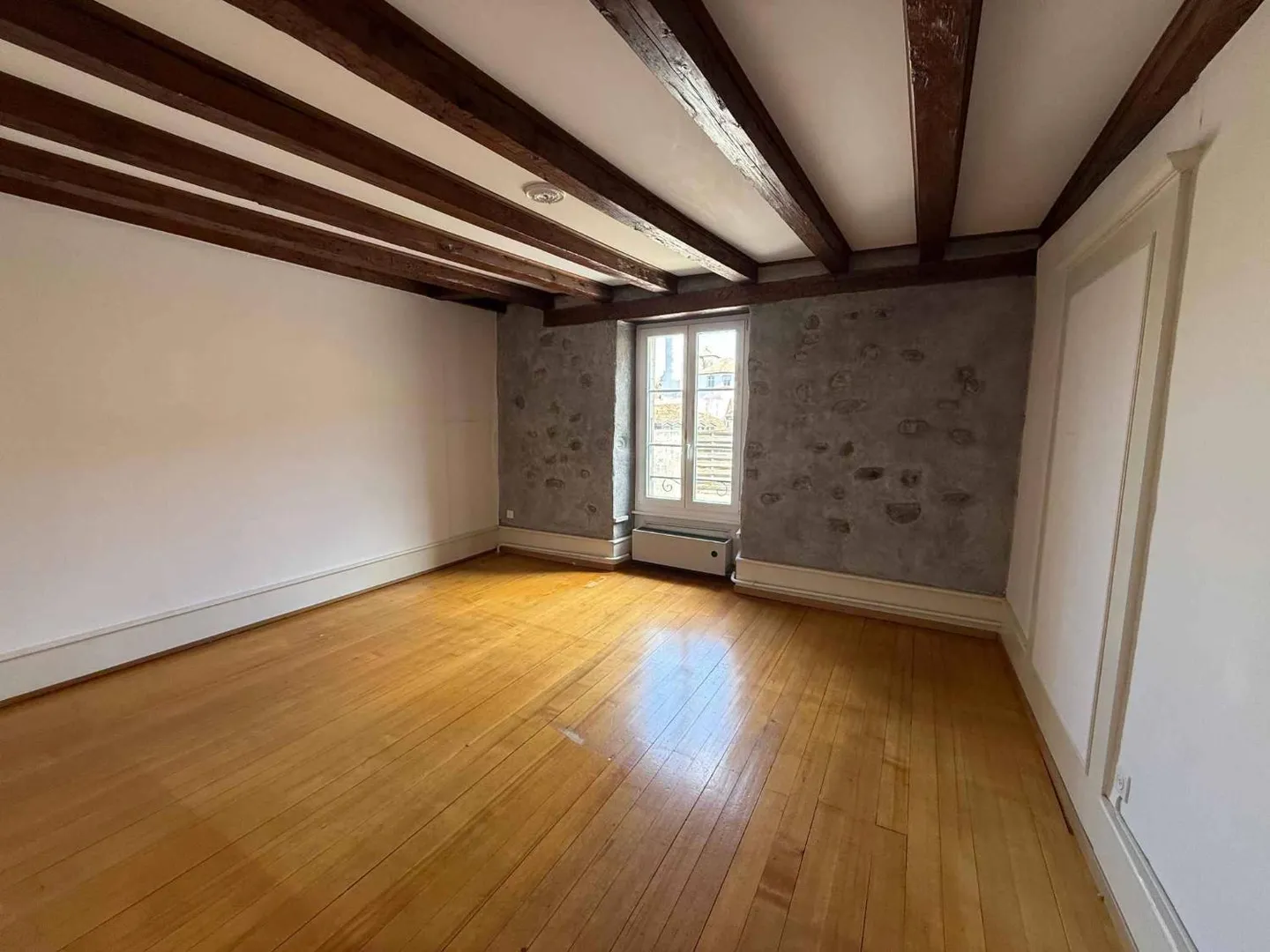 Magnifico alloggio in affitto in una posizione privilegiata a due passi dal Château d'Aub - Foto 3 di 6