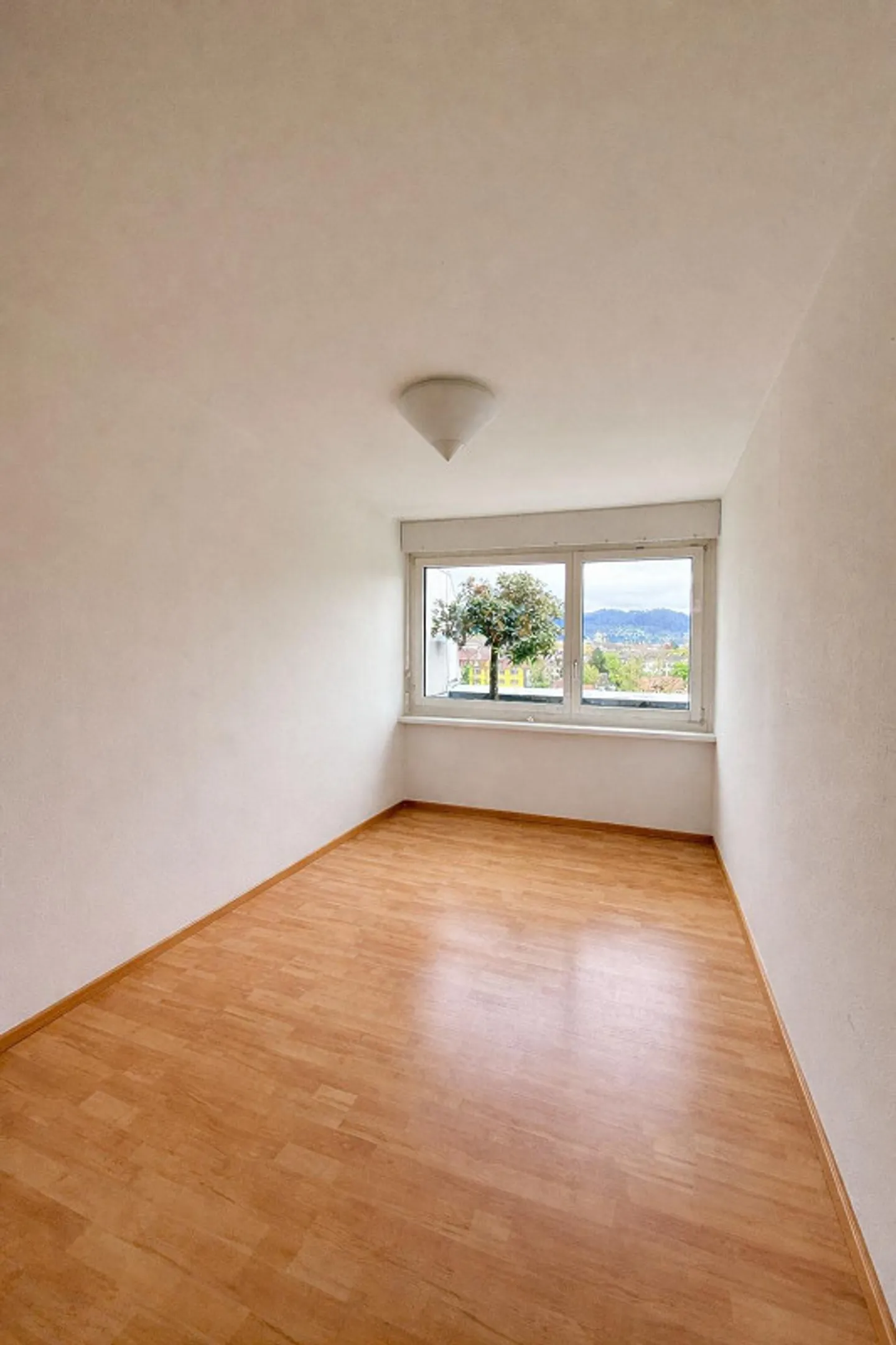 Refreshed 3.5 Room Attic Apartment - Photo 5 of 9