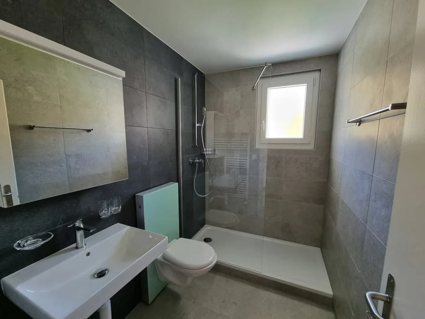 Beautiful renovated 3-room apartment with large balcony and share in common garden - Photo 7 of 7