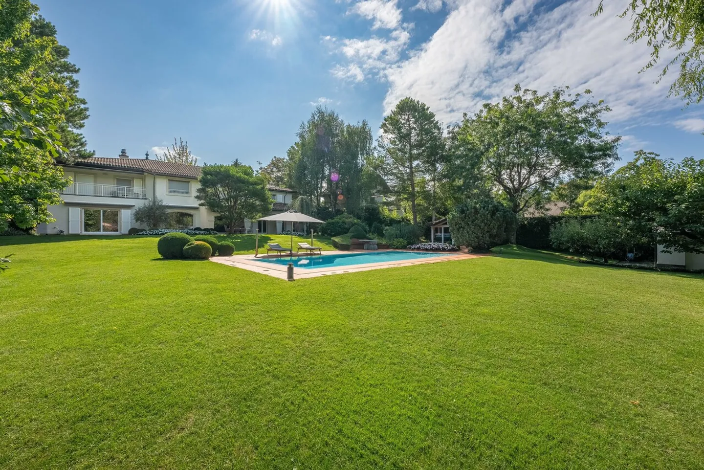 Magnifique propriété rénovée au cœur de Collonge Bellerive - Photo 2 sur 40