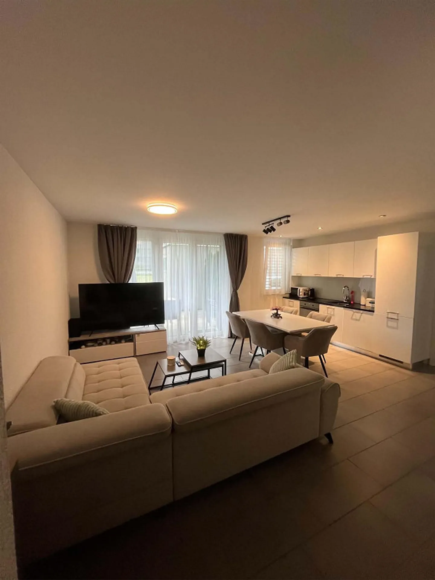 2.5 Room Apartment - Photo 1 of 27