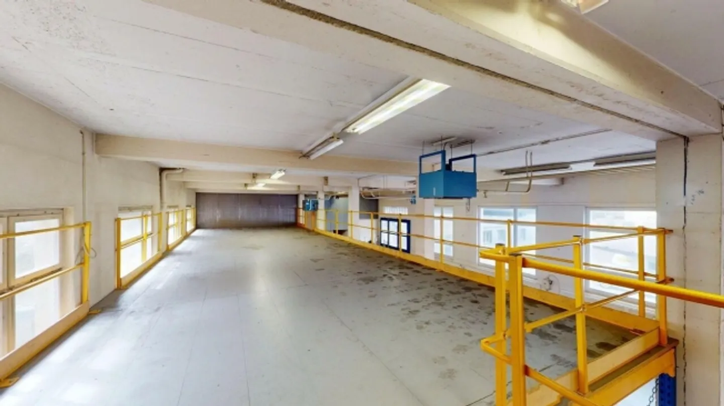 Spazi di stoccaggio in posizione centrale con scaffalature, ascensore per merci e rampe di carico - Foto 10 di 12