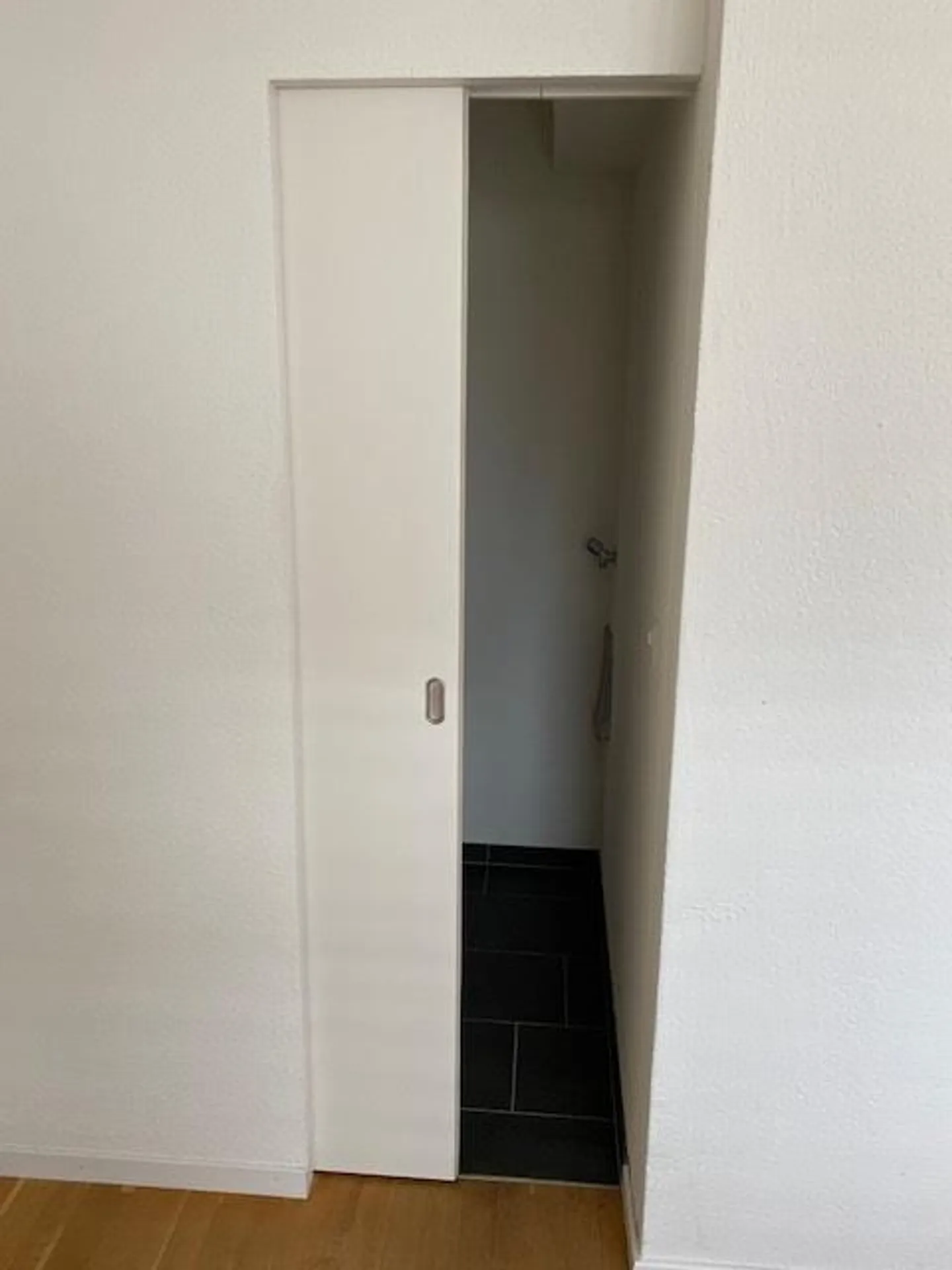 Room in a shared apartment - Photo 3 of 8