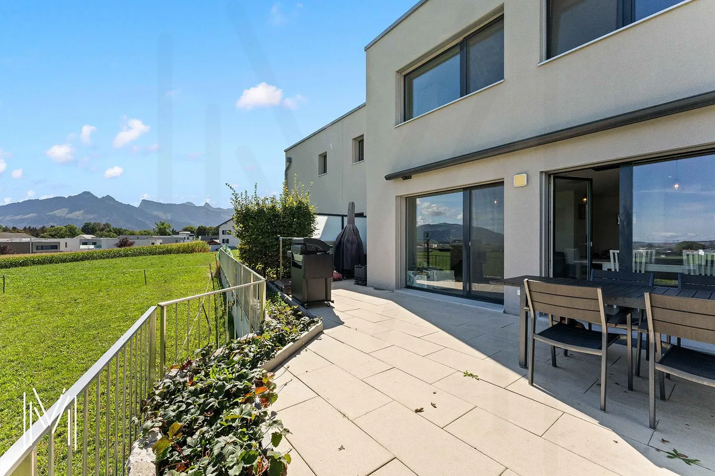 EINE MODERNE VILLA mit 4,5 Zimmern am Rande von landwirtschaftlichem Gebiet in ruhiger und außergewöhnlicher Lage - Foto 1 von 17