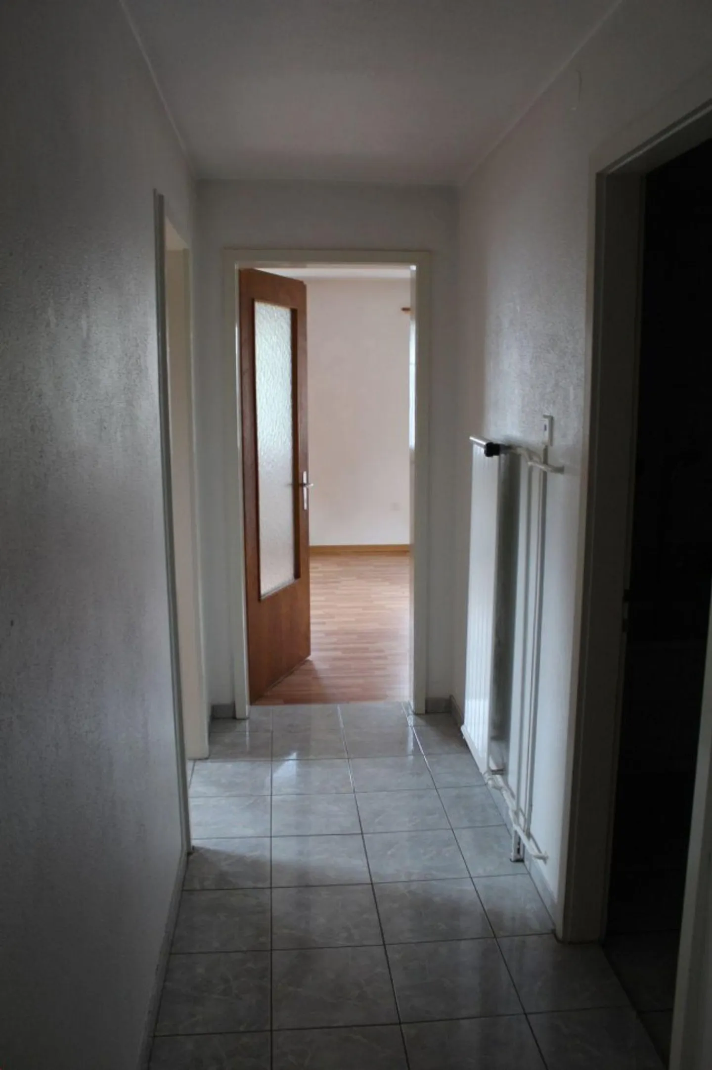 Riduzione del prezzo e primo affitto gratuito! Appartamento di 2,5 stanze nel centro di Moutier - Foto 3 di 7