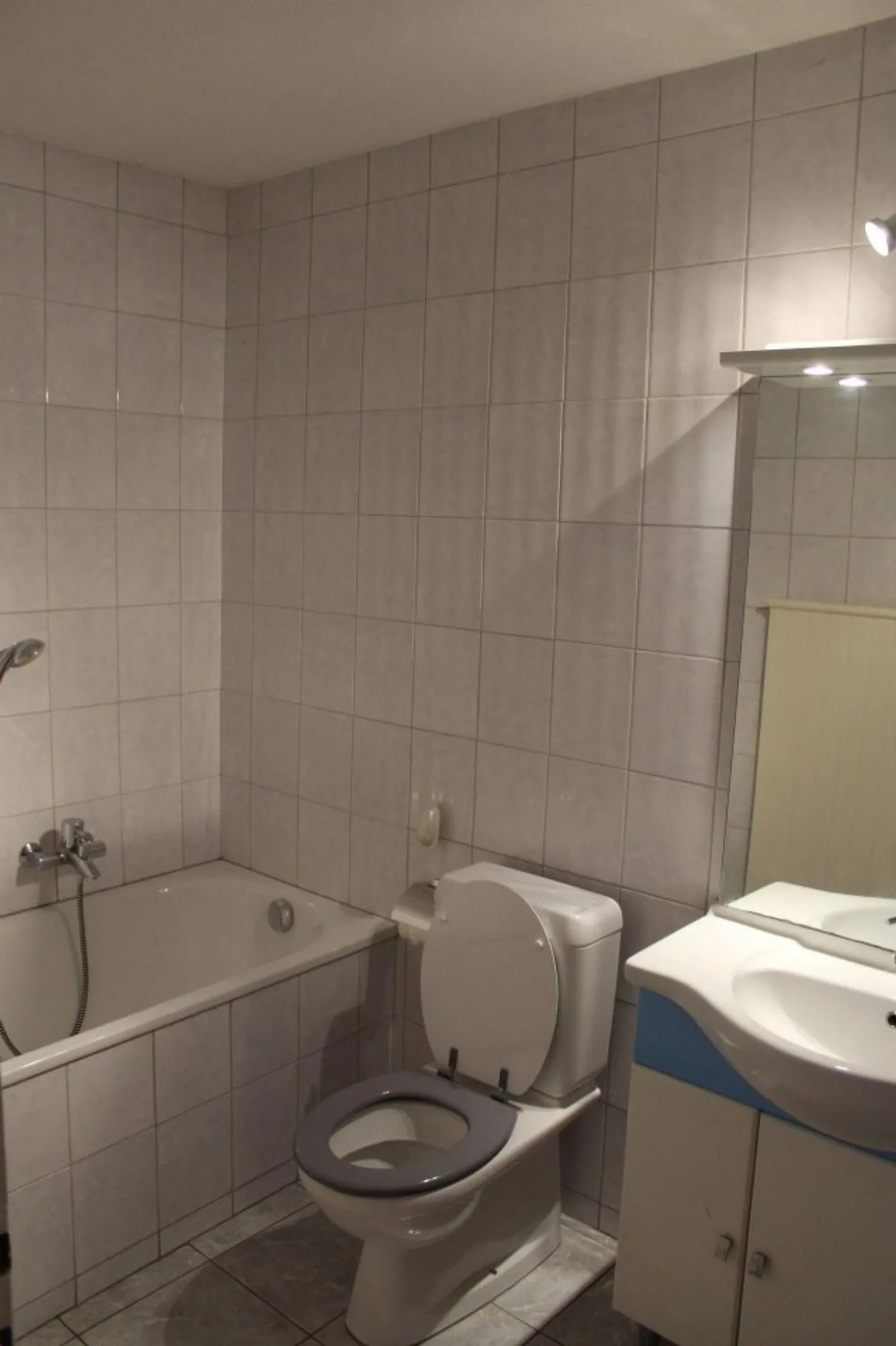 Riduzione del prezzo e primo affitto gratuito! Appartamento di 2,5 stanze nel centro di Moutier - Foto 4 di 7