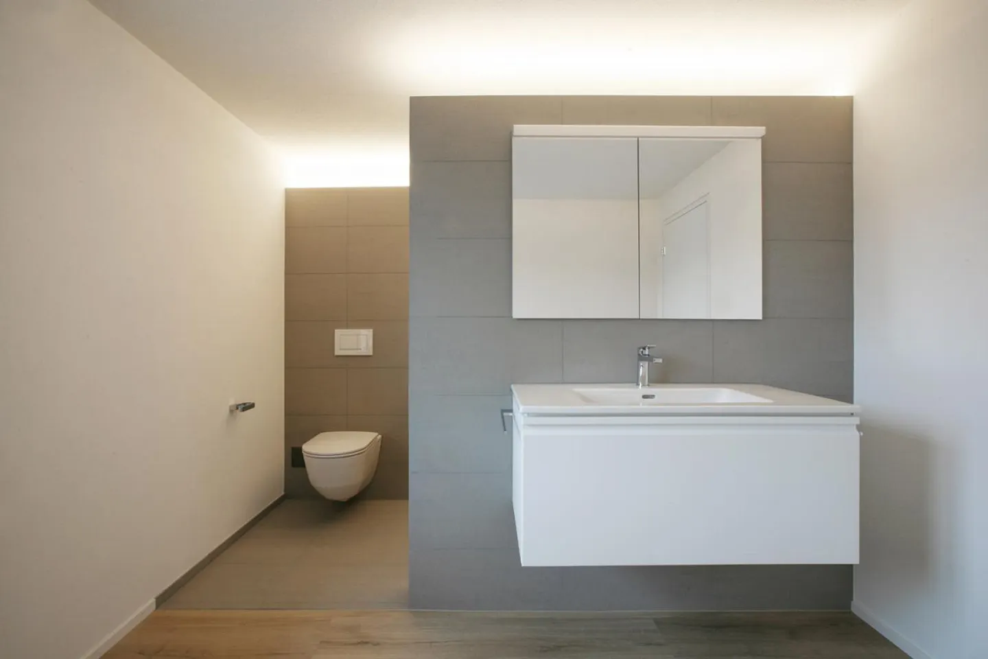 All-day sunny modern central apartment with 2 balconies - Photo 7 of 15
