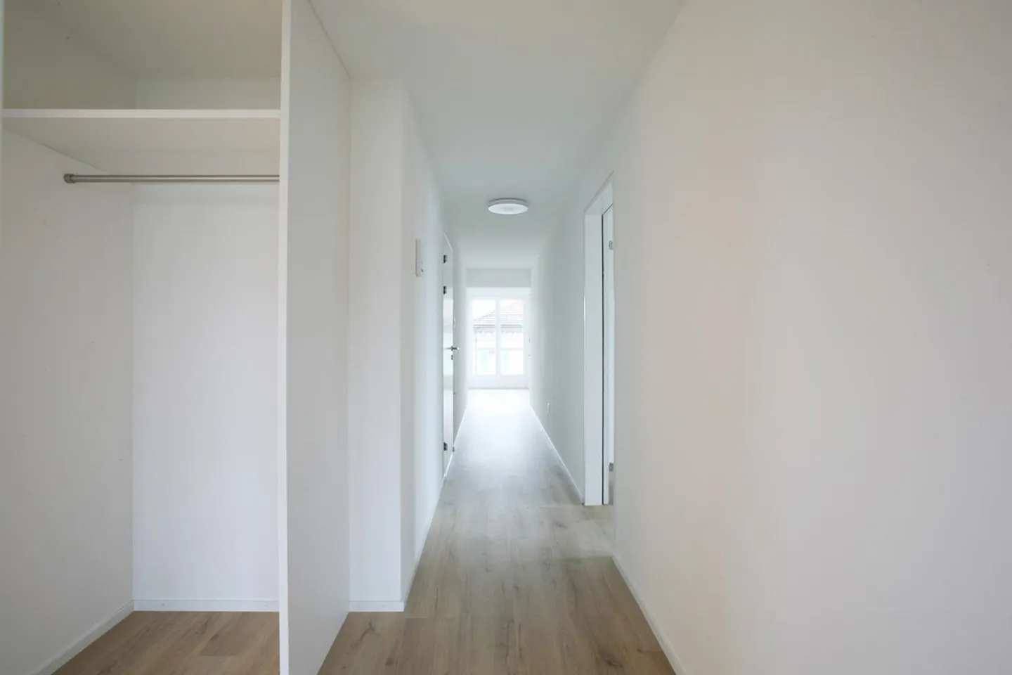 All-day sunny modern central apartment with 2 balconies - Photo 9 of 15