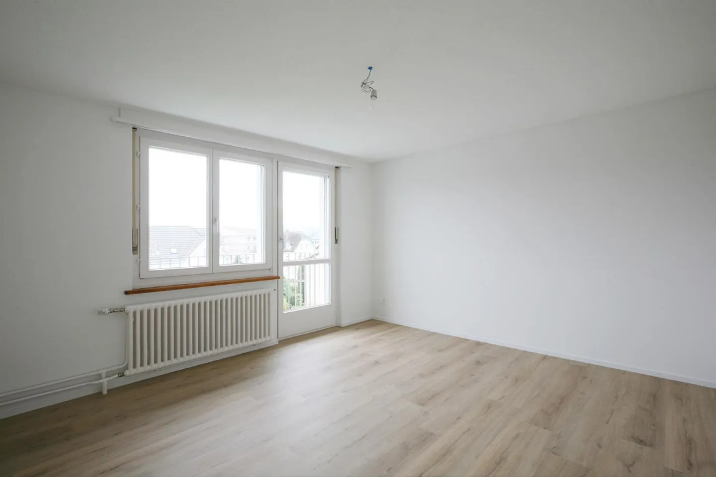 All-day sunny modern central apartment with 2 balconies - Photo 10 of 15