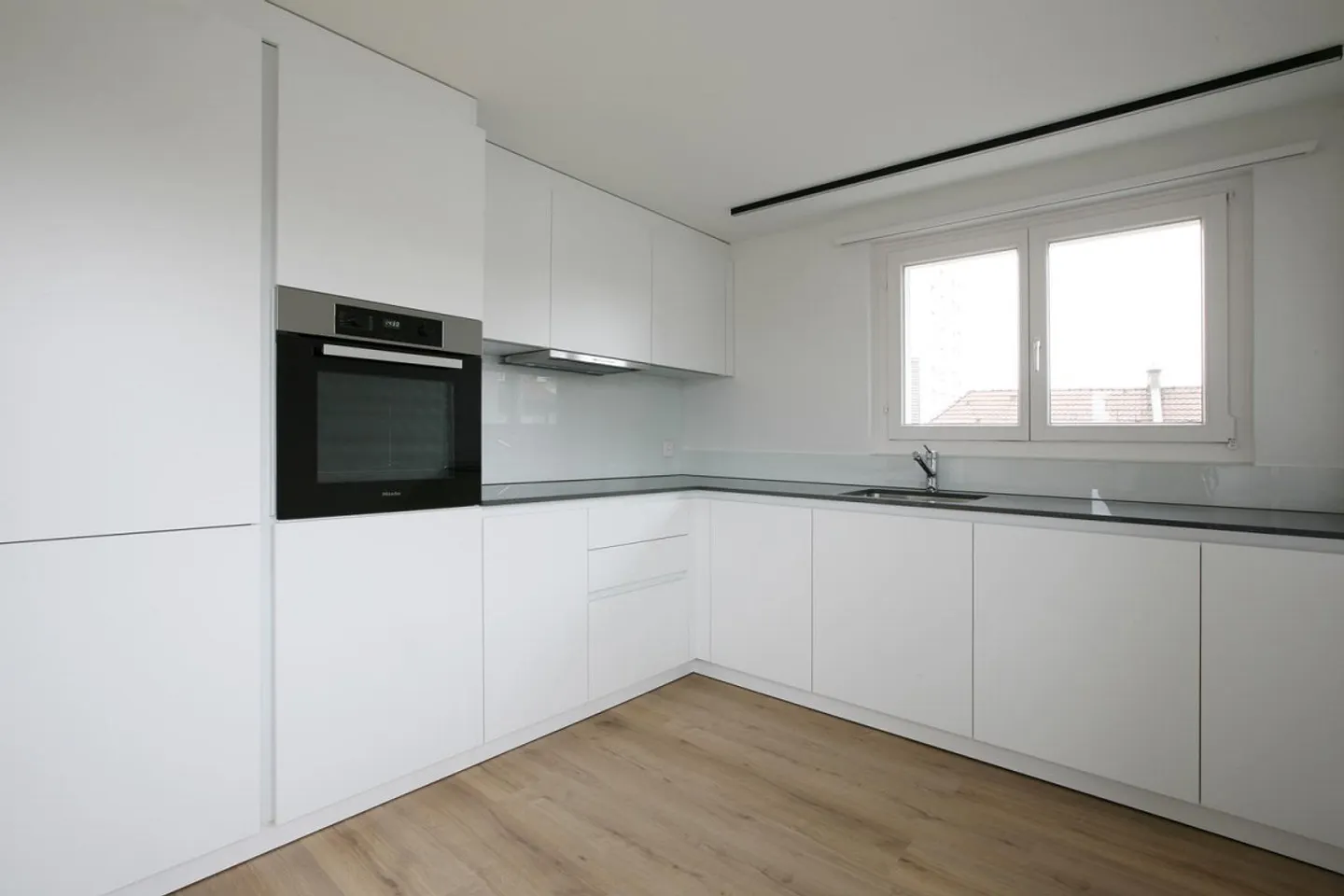 All-day sunny modern central apartment with 2 balconies - Photo 2 of 15