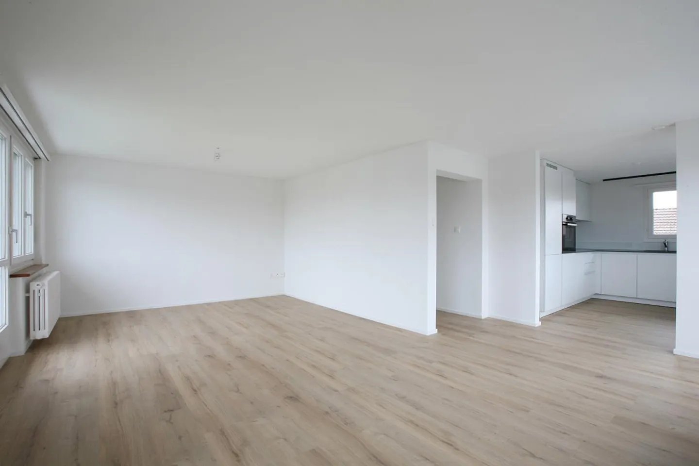 All-day sunny modern central apartment with 2 balconies - Photo 3 of 15