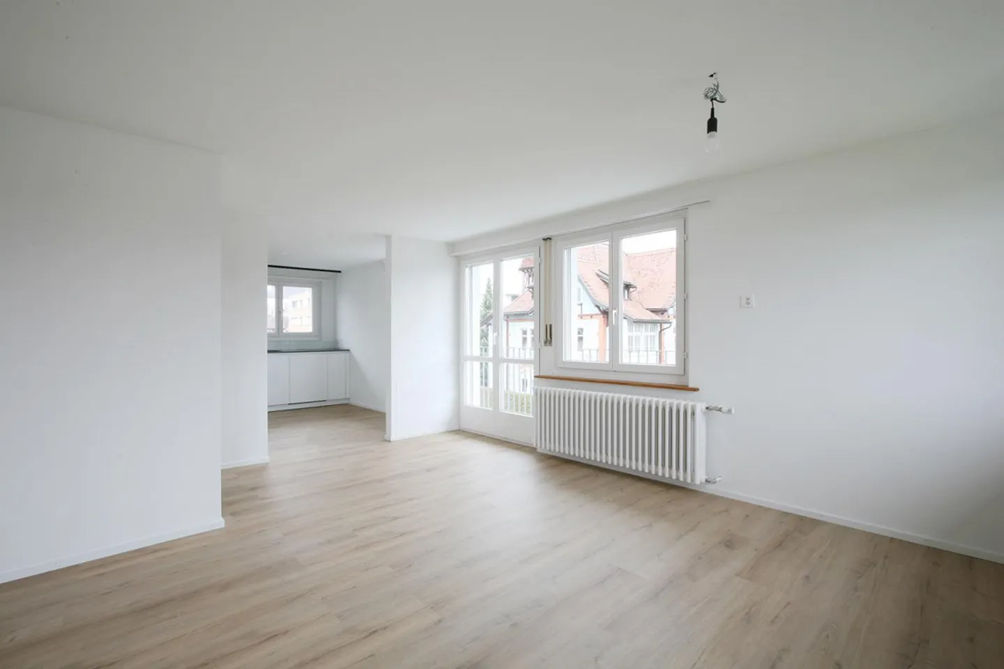 All-day sunny modern central apartment with 2 balconies - Photo 4 of 15
