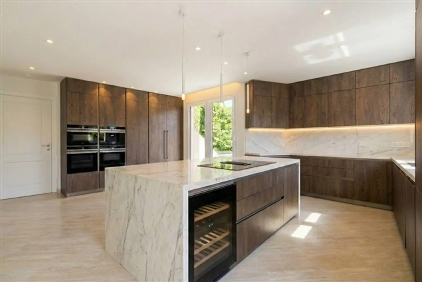 Magnificent architect-designed villa, exclusive - Photo 2 of 12