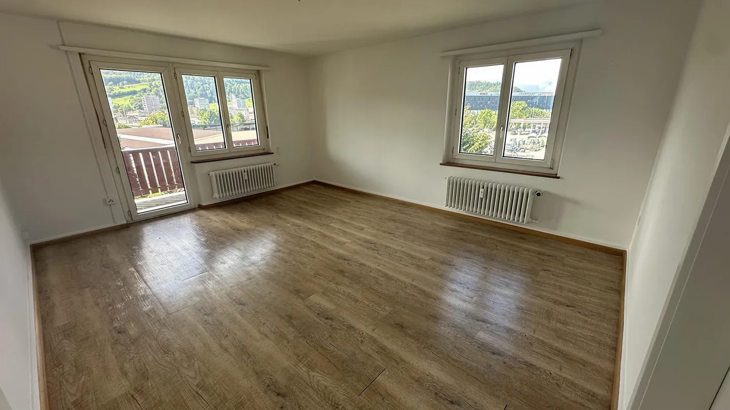 Spacious 4-room apartment including parking space - Photo 2 of 5