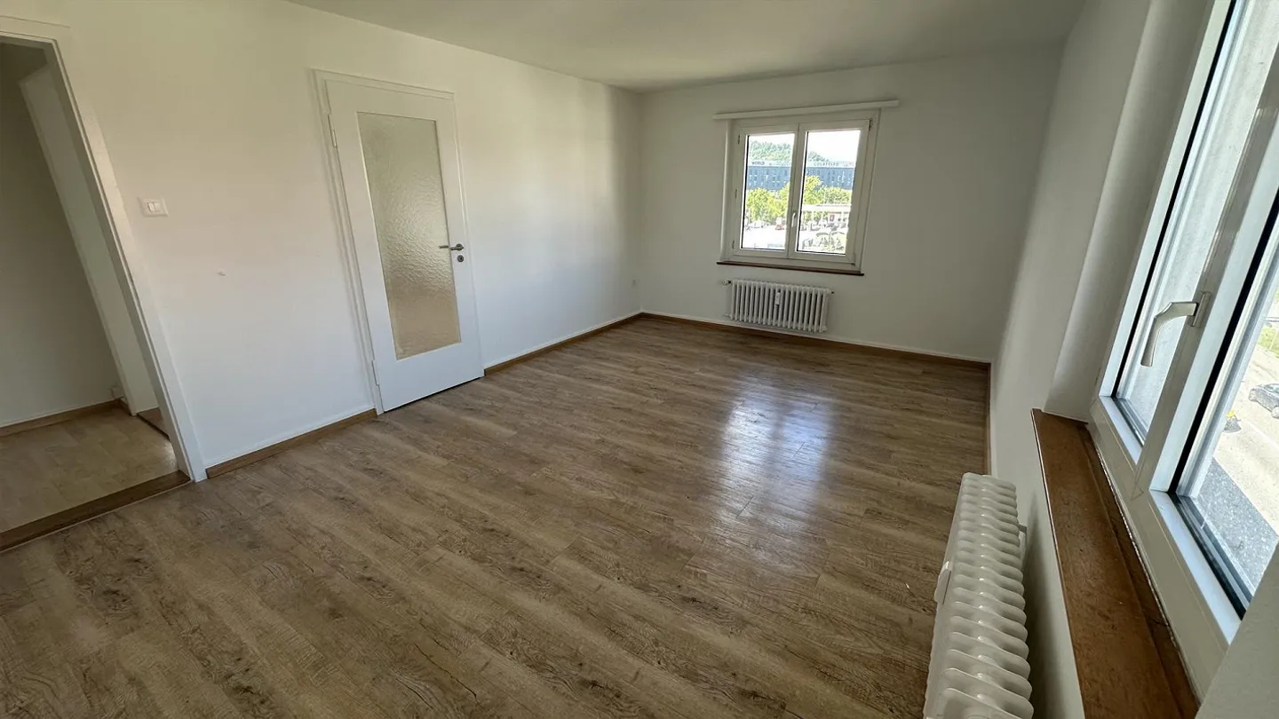 Spacious 4-room apartment including parking space - Photo 3 of 5