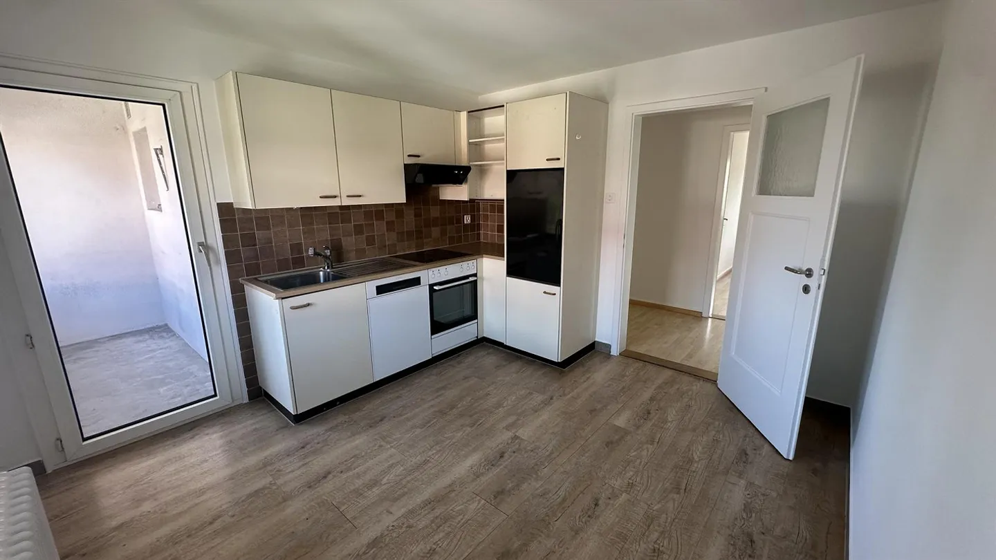 Spacious 4-room apartment including parking space - Photo 4 of 5