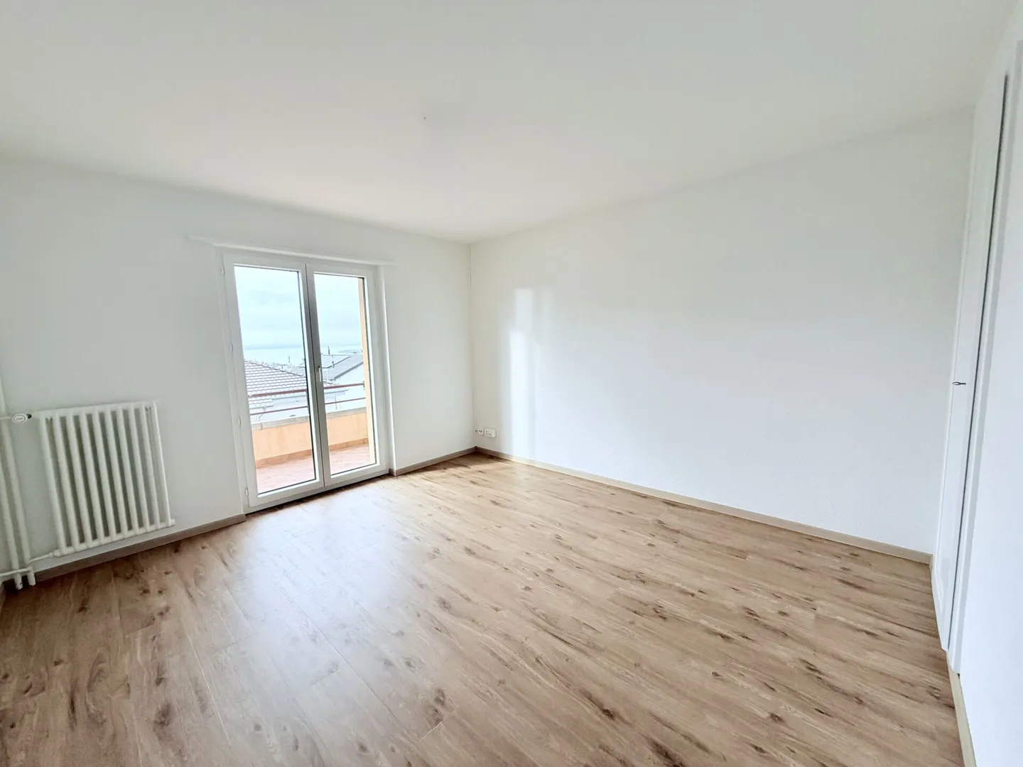 VISTA SUL LAGO E QUARTIERE TRANQUILLO: IL TUO NUOVO APPARTAMENTO 3.0 RISTRUTTURATO - Foto 1 di 5