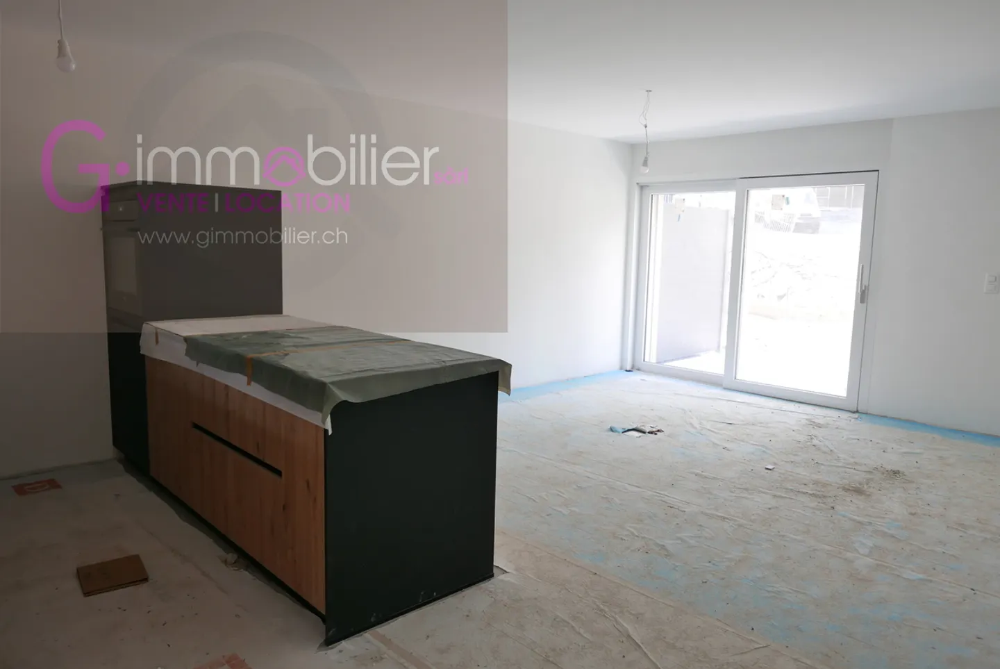 Stylish Duplex with Private Garden - Photo 3 of 11