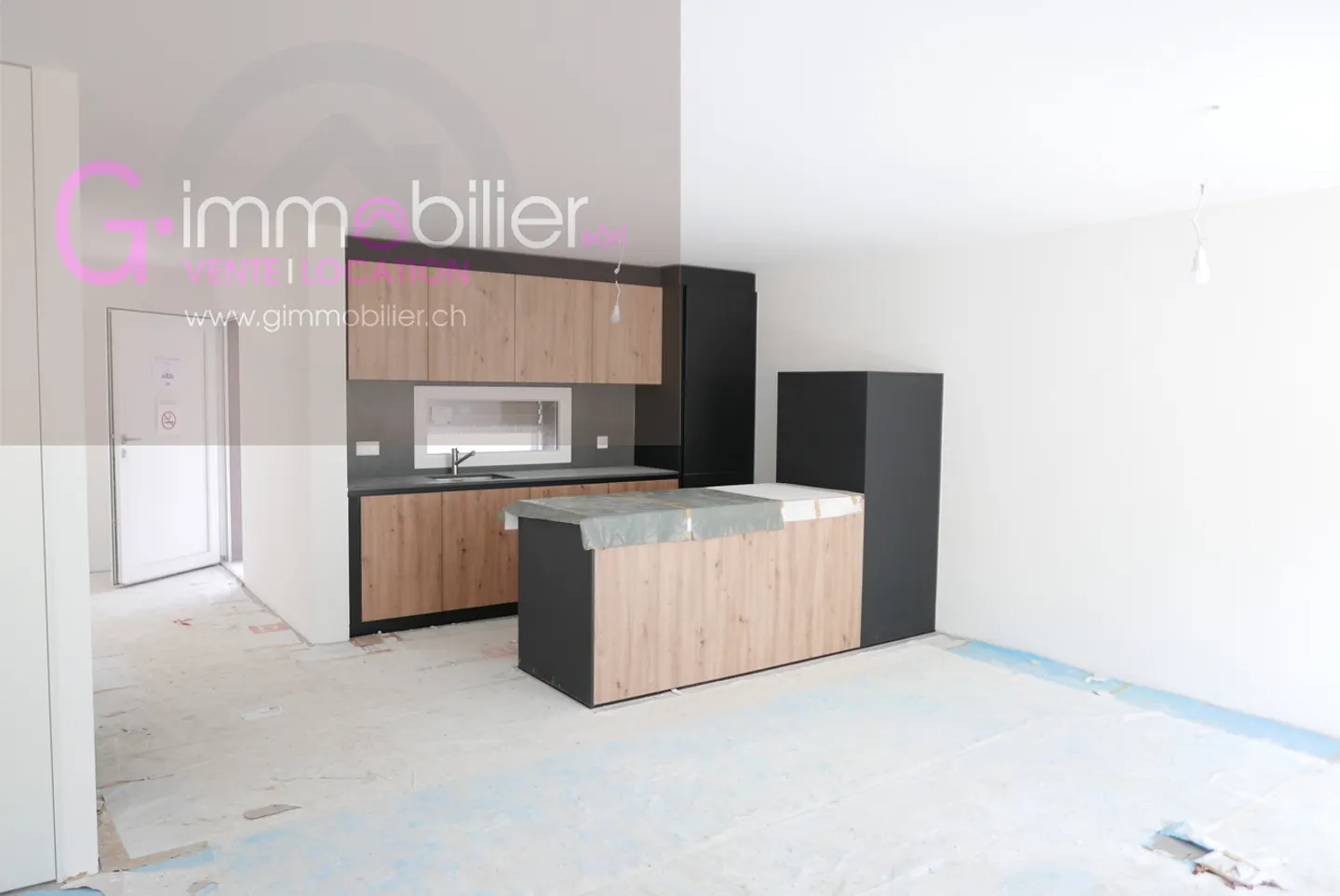 Stylish Duplex with Private Garden - Photo 2 of 11