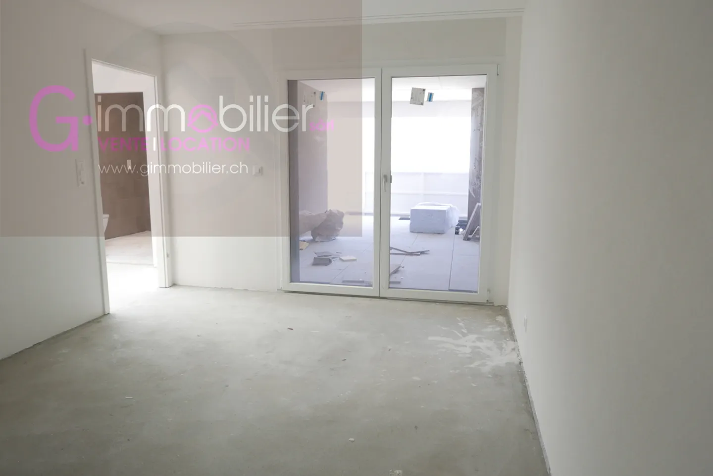 Stylish Duplex with Private Garden - Photo 9 of 11
