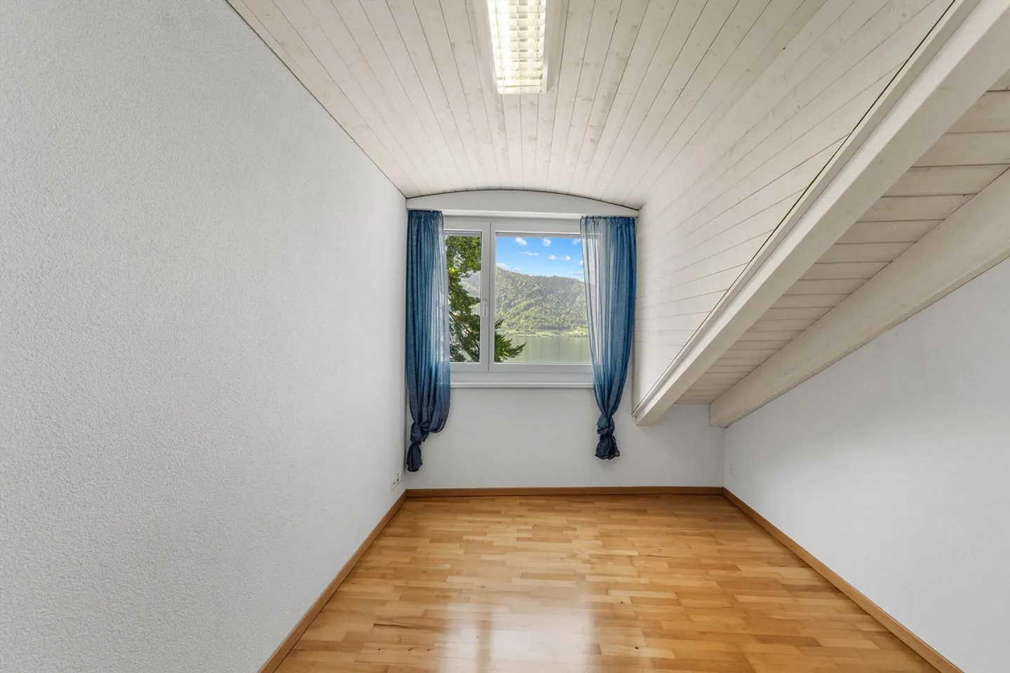 Large 5.5 Room Maisonette-Attic Apartment with Lake and Mountain View - Photo 11 of 21