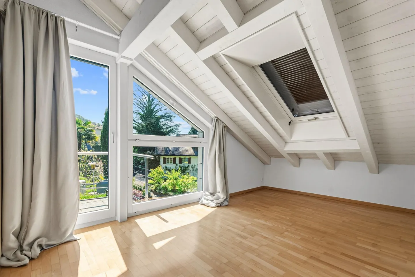 Large 5.5 Room Maisonette-Attic Apartment with Lake and Mountain View - Photo 14 of 21