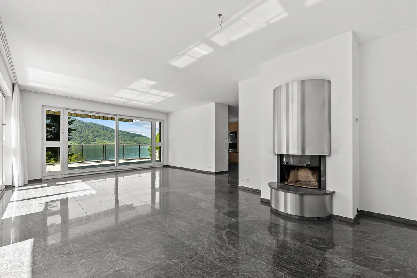 Large 5.5 Room Maisonette-Attic Apartment with Lake and Mountain View - Photo 5 of 21