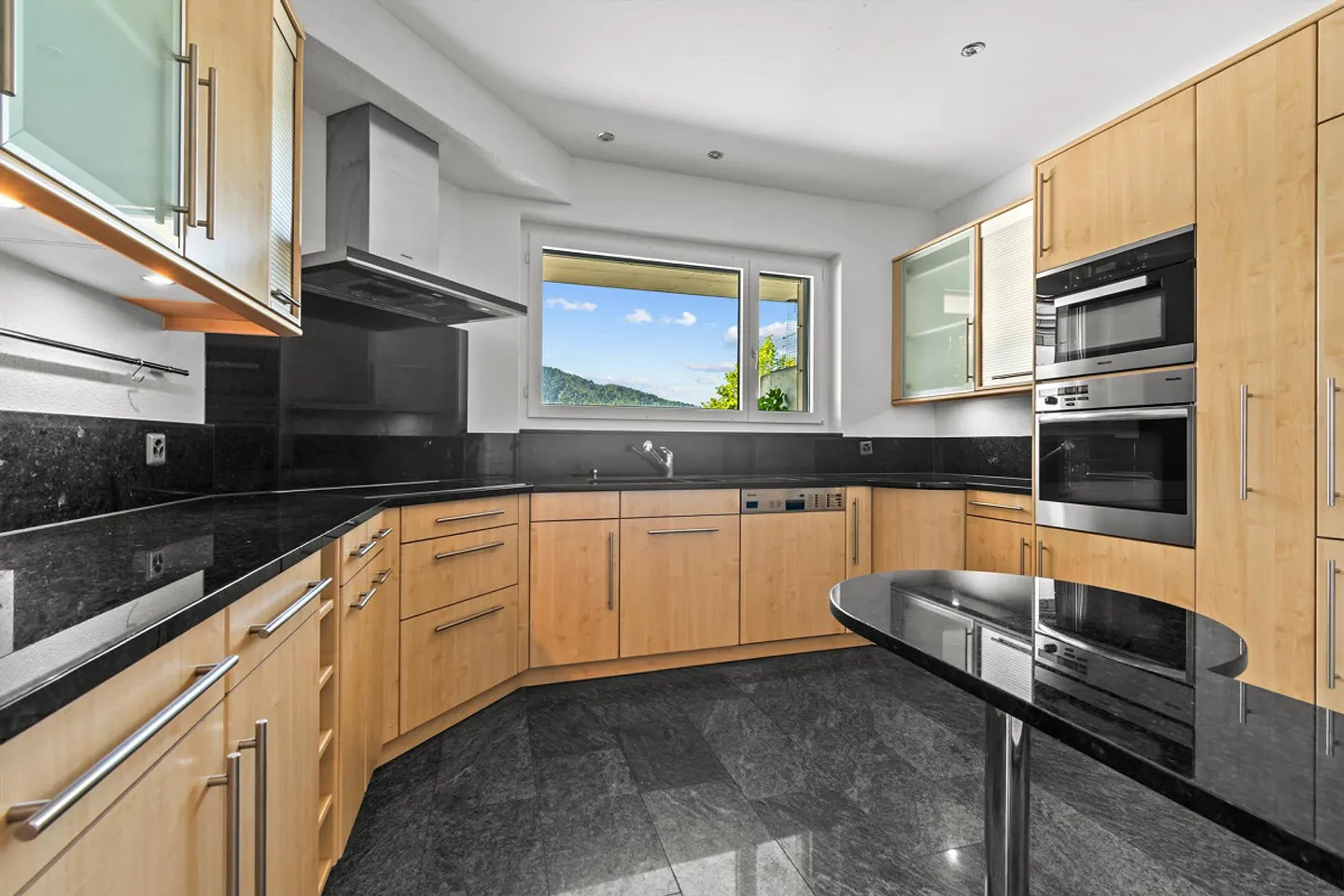 Large 5.5 Room Maisonette-Attic Apartment with Lake and Mountain View - Photo 6 of 21