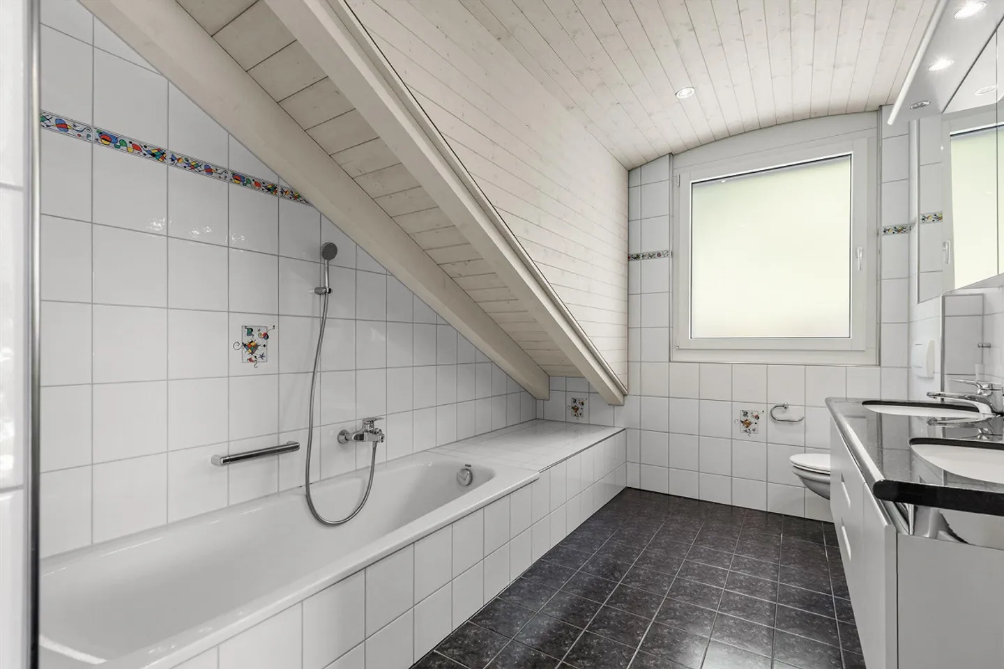 Large 5.5 Room Maisonette-Attic Apartment with Lake and Mountain View - Photo 18 of 21