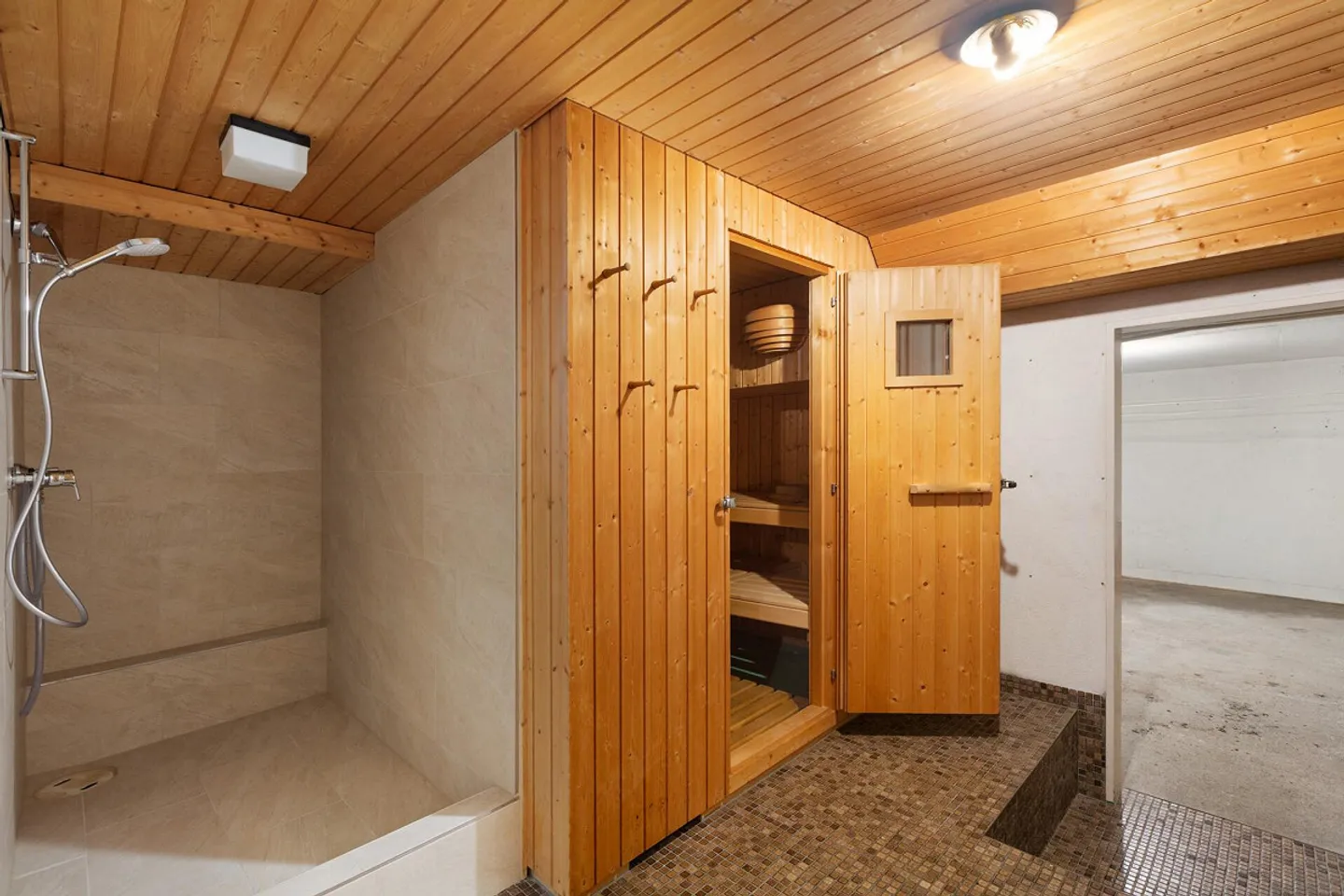 Living on three levels: Attractive 6.5-room middle house with sauna - Photo 14 of 16