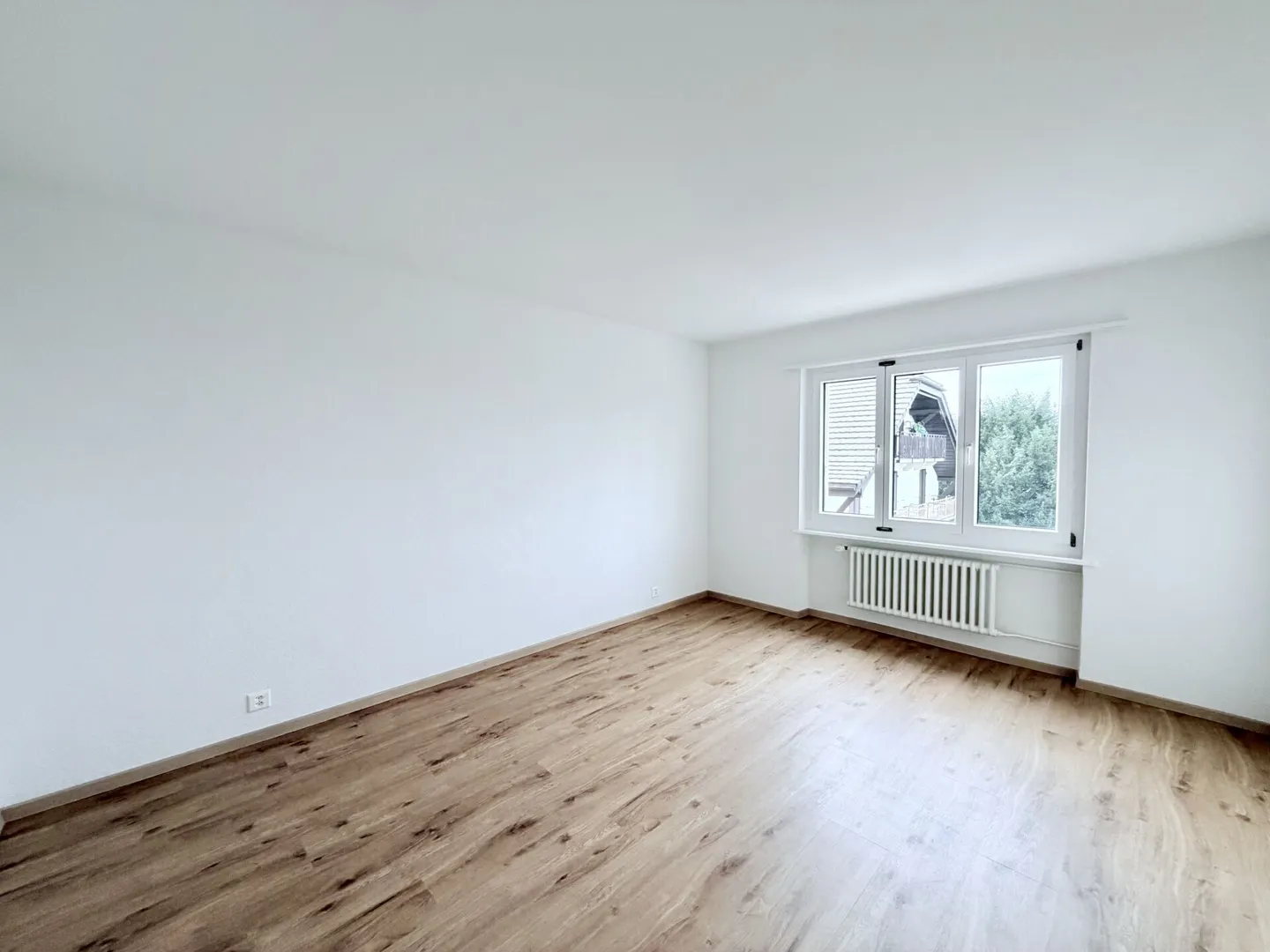 VISTA SUL LAGO E QUARTIERE TRANQUILLO: IL TUO NUOVO APPARTAMENTO 3.0 RISTRUTTURATO - Foto 2 di 5
