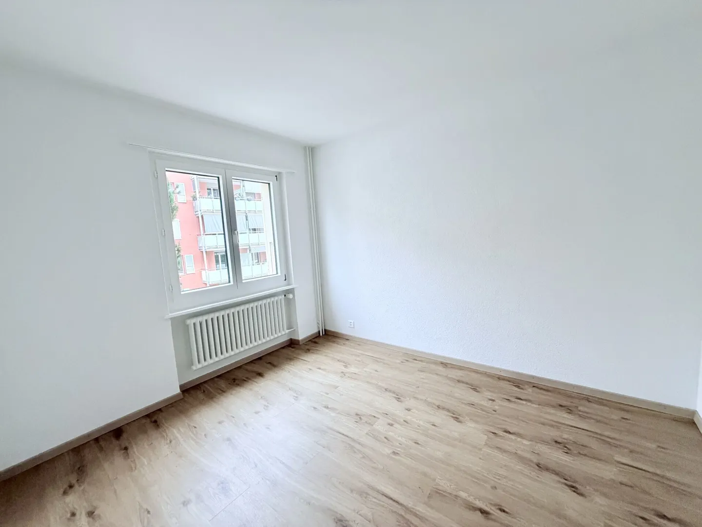 VISTA SUL LAGO E QUARTIERE TRANQUILLO: IL TUO NUOVO APPARTAMENTO 3.0 RISTRUTTURATO - Foto 3 di 5