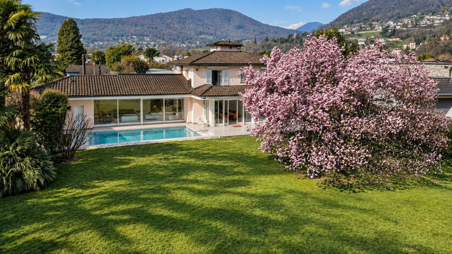 Villa Magnolia: Stunning lakefront villa in Magliaso - Photo 1 of 18