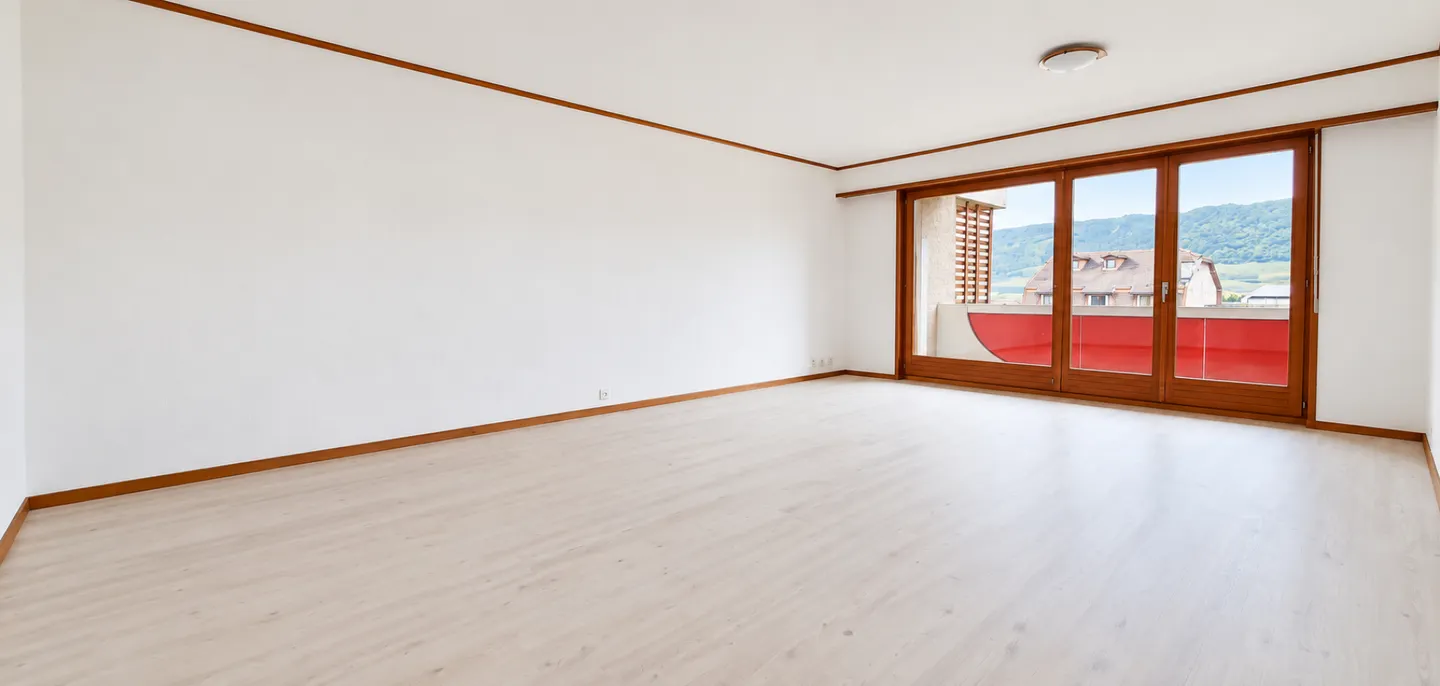 RENOVE - spacious 4.5 rooms in the village center with 2 parking spaces - Photo 2 of 3