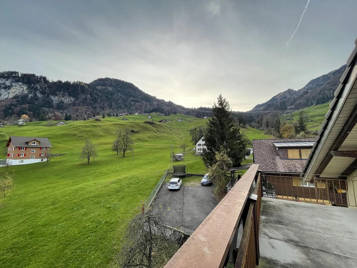 Charming 4-room penthouse with a beautiful view - Photo 2 of 14