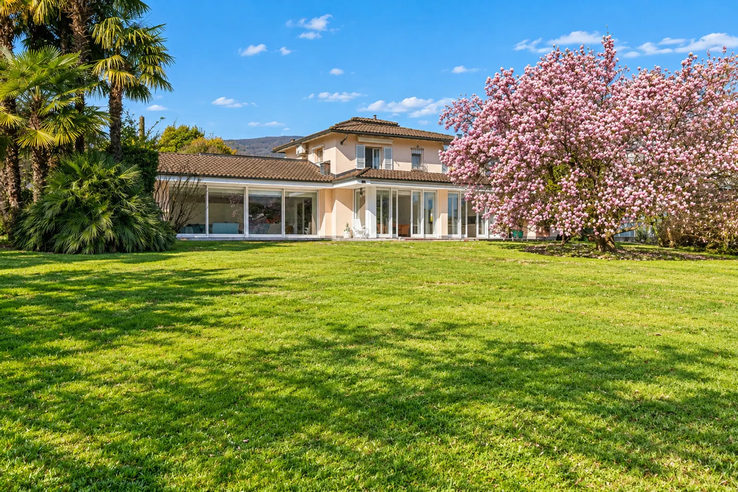 Villa Magnolia: Stunning lakefront villa in Magliaso - Photo 3 of 18