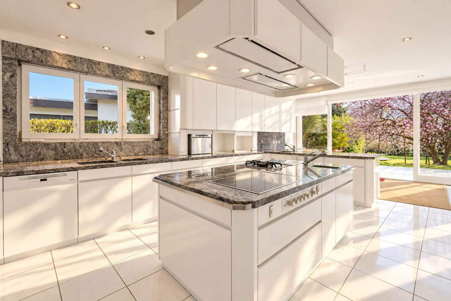 Villa Magnolia: Stunning lakefront villa in Magliaso - Photo 12 of 18