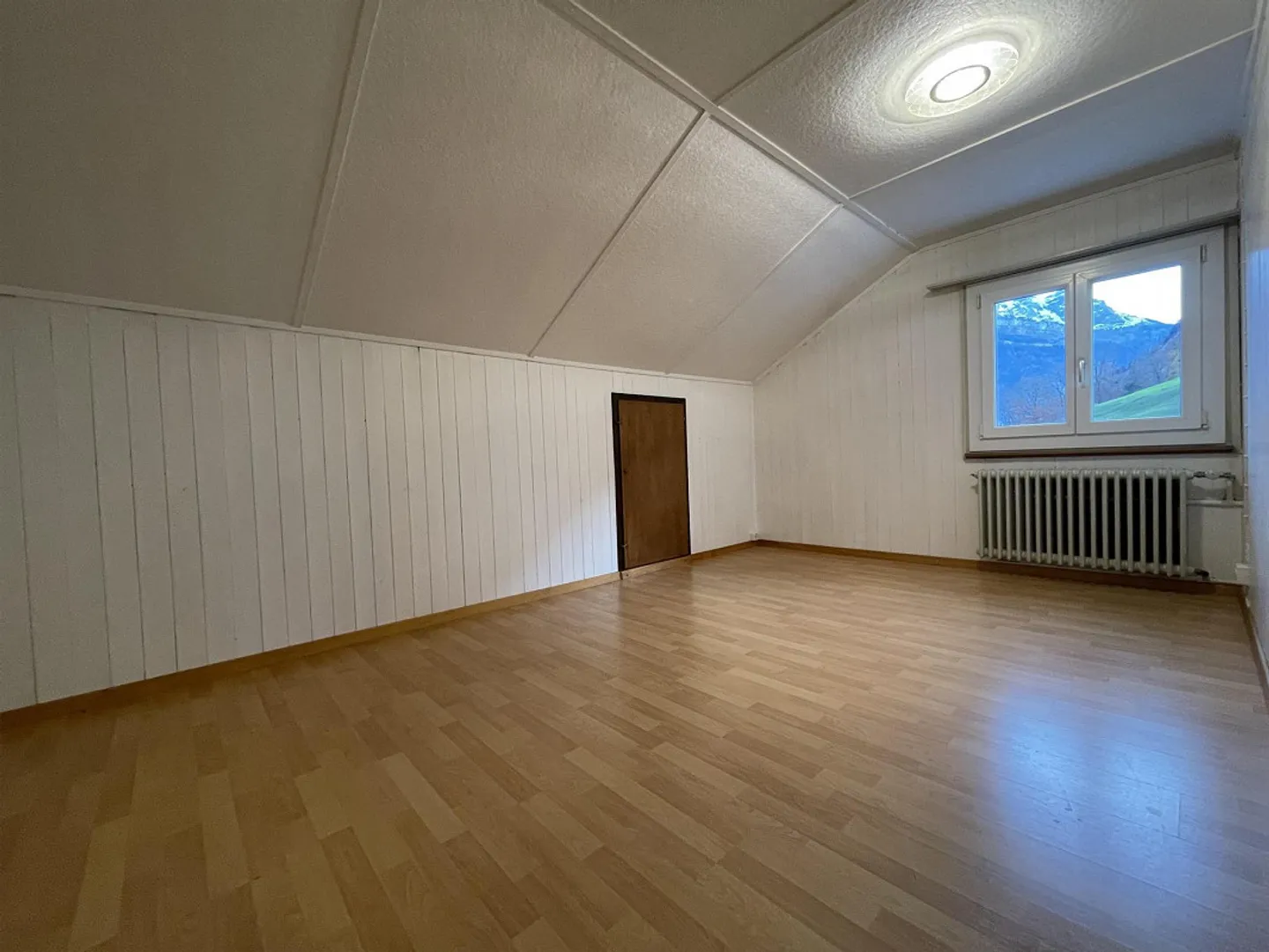 Charming 4-room penthouse with a beautiful view - Photo 10 of 14