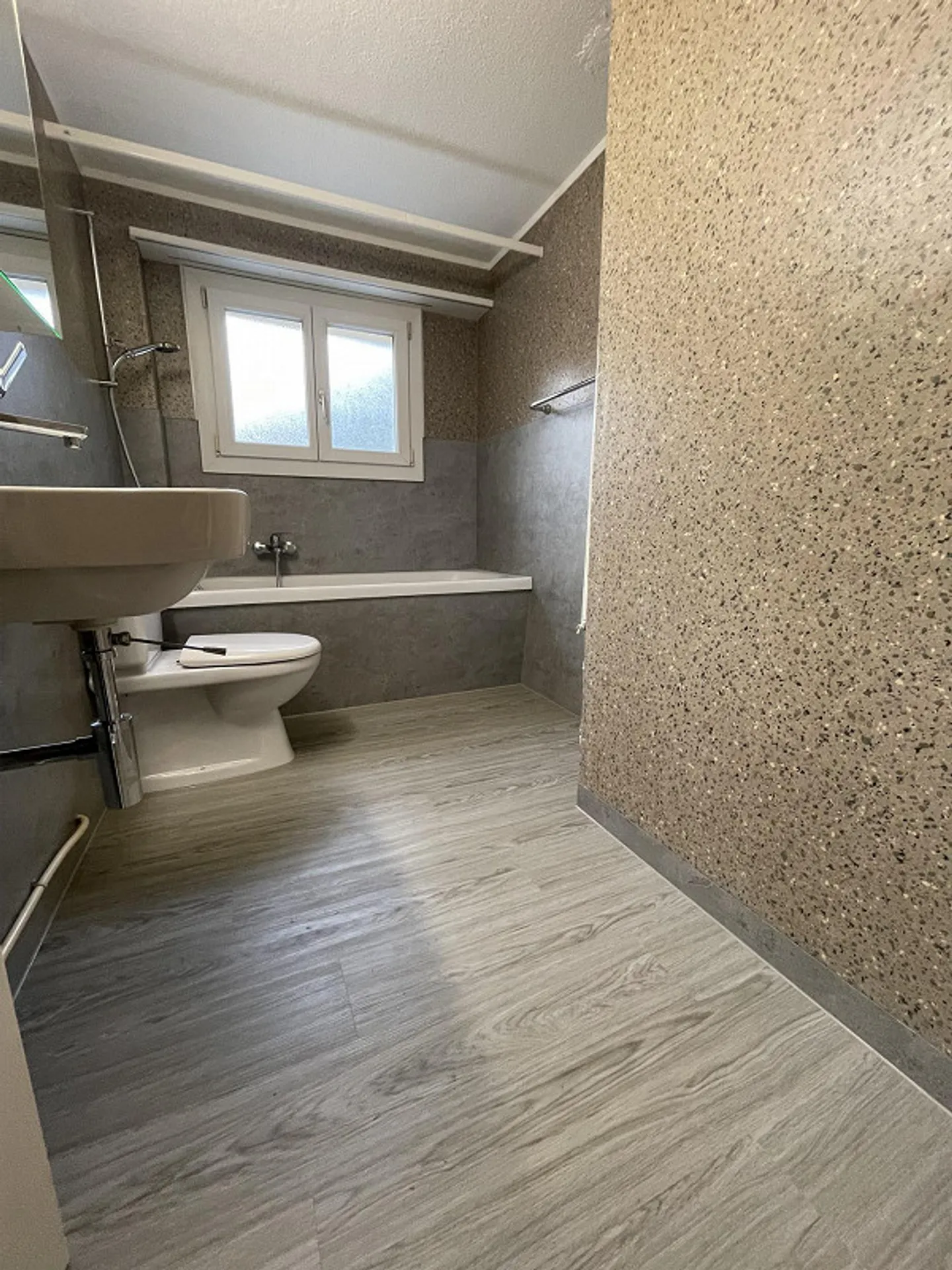 Charming 4-room penthouse with a beautiful view - Photo 7 of 14