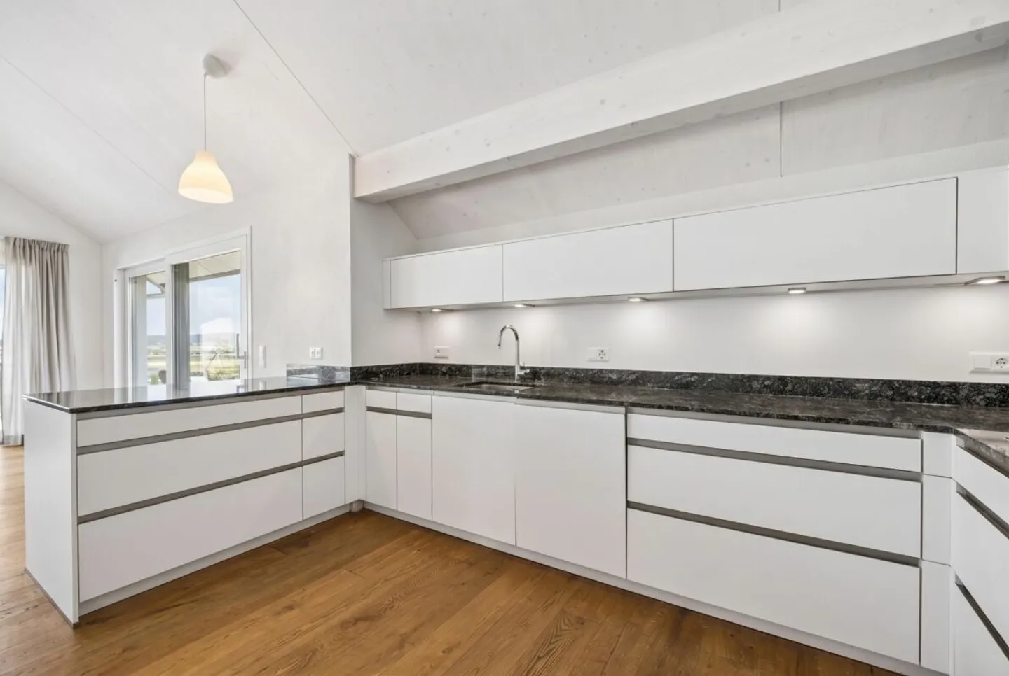 5.5-Room Maisonette Apartment with a View of the Limmattal - Photo 4 of 17