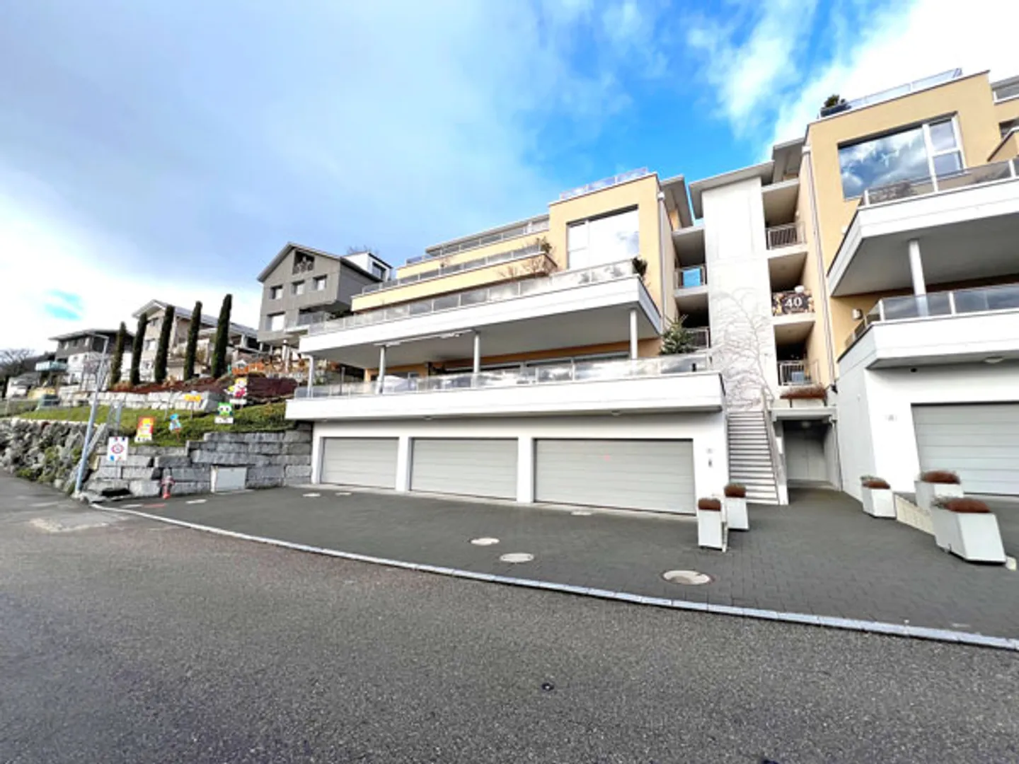 Moderno appartamento con terrazza di 4,5 stanze con vista panoramica a Wauwil - Foto 2 di 12