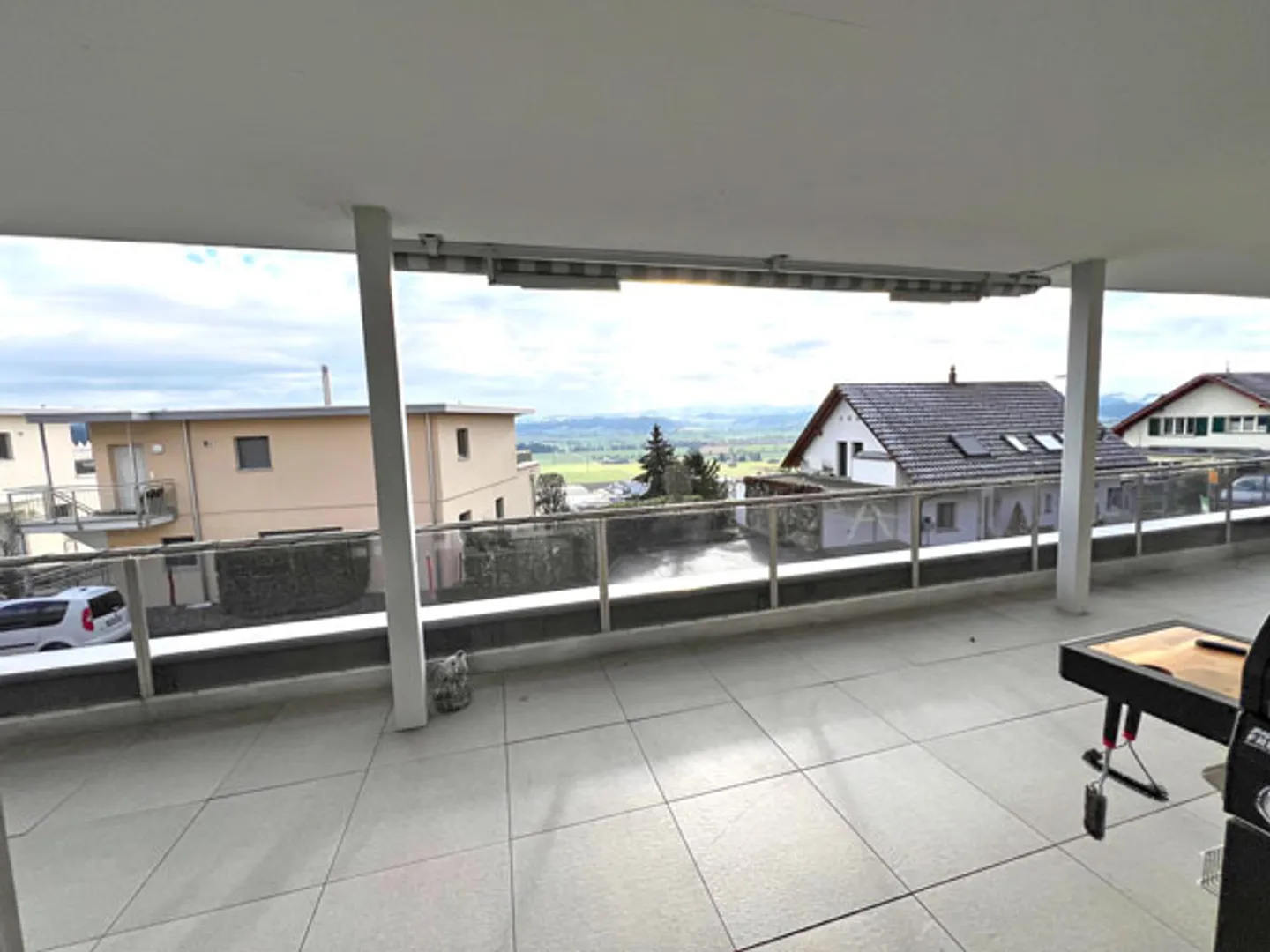 Moderno appartamento con terrazza di 4,5 stanze con vista panoramica a Wauwil - Foto 4 di 12