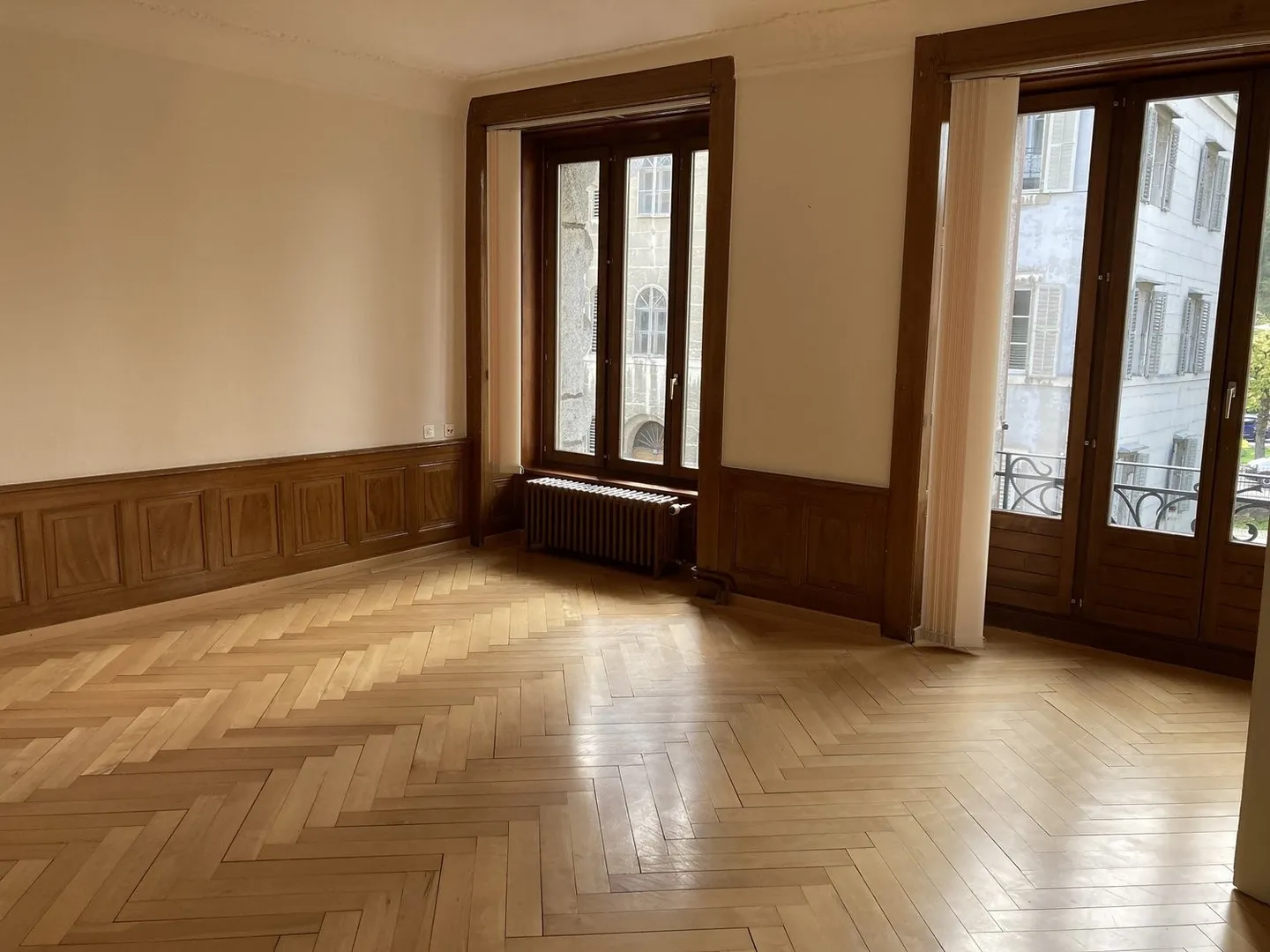 BEAUTIFUL AND SPACIOUS APARTMENT WITH CHARACTER - Photo 4 of 8