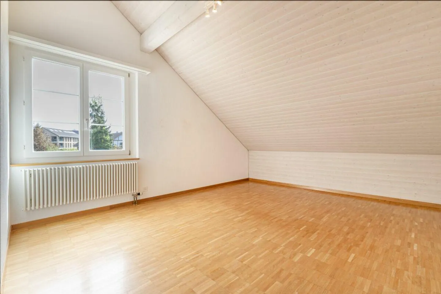 Charming 3.5-room attic apartment with spacious garden area - Photo 7 of 18