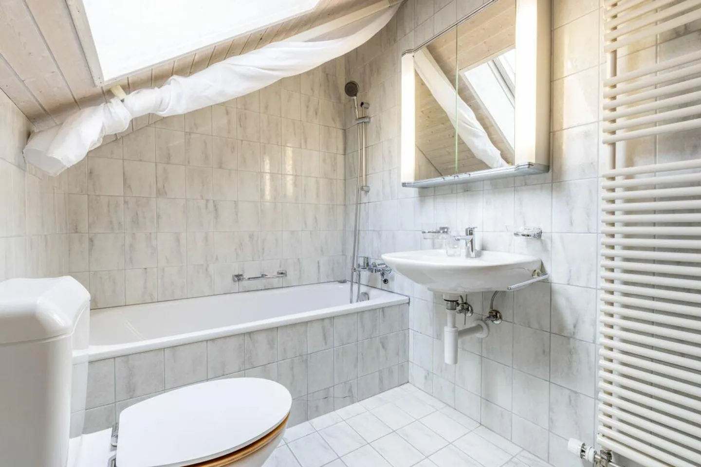 Charming 3.5-room attic apartment with spacious garden area - Photo 9 of 18