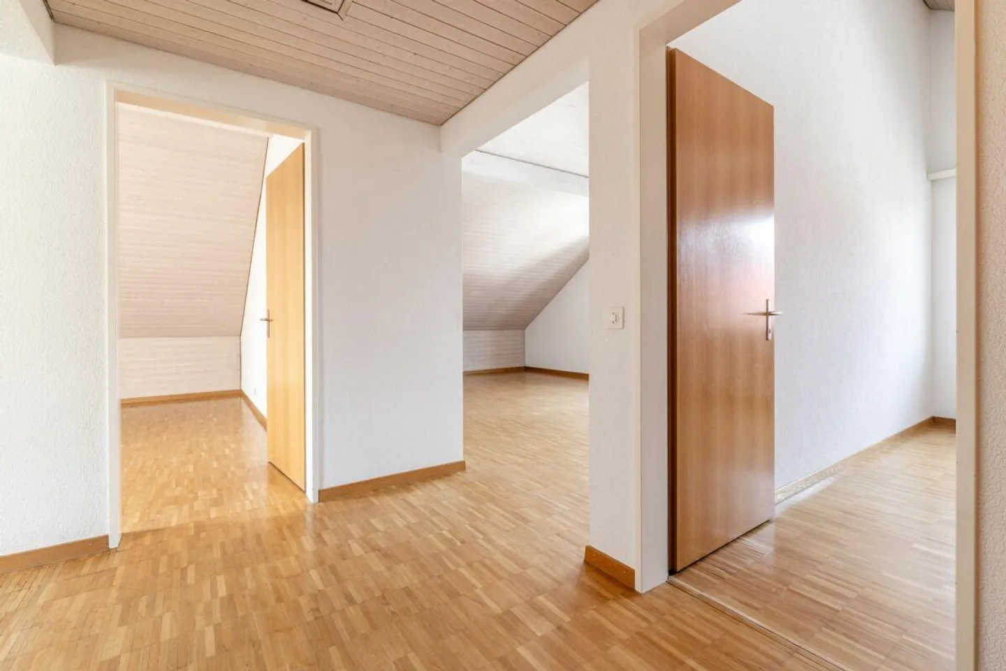 Charming 3.5-room attic apartment with spacious garden area - Photo 10 of 18