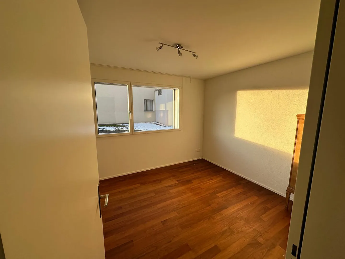 Modern 4.5 room apartment in Oberägeri with breathtaking views - Photo 8 of 12