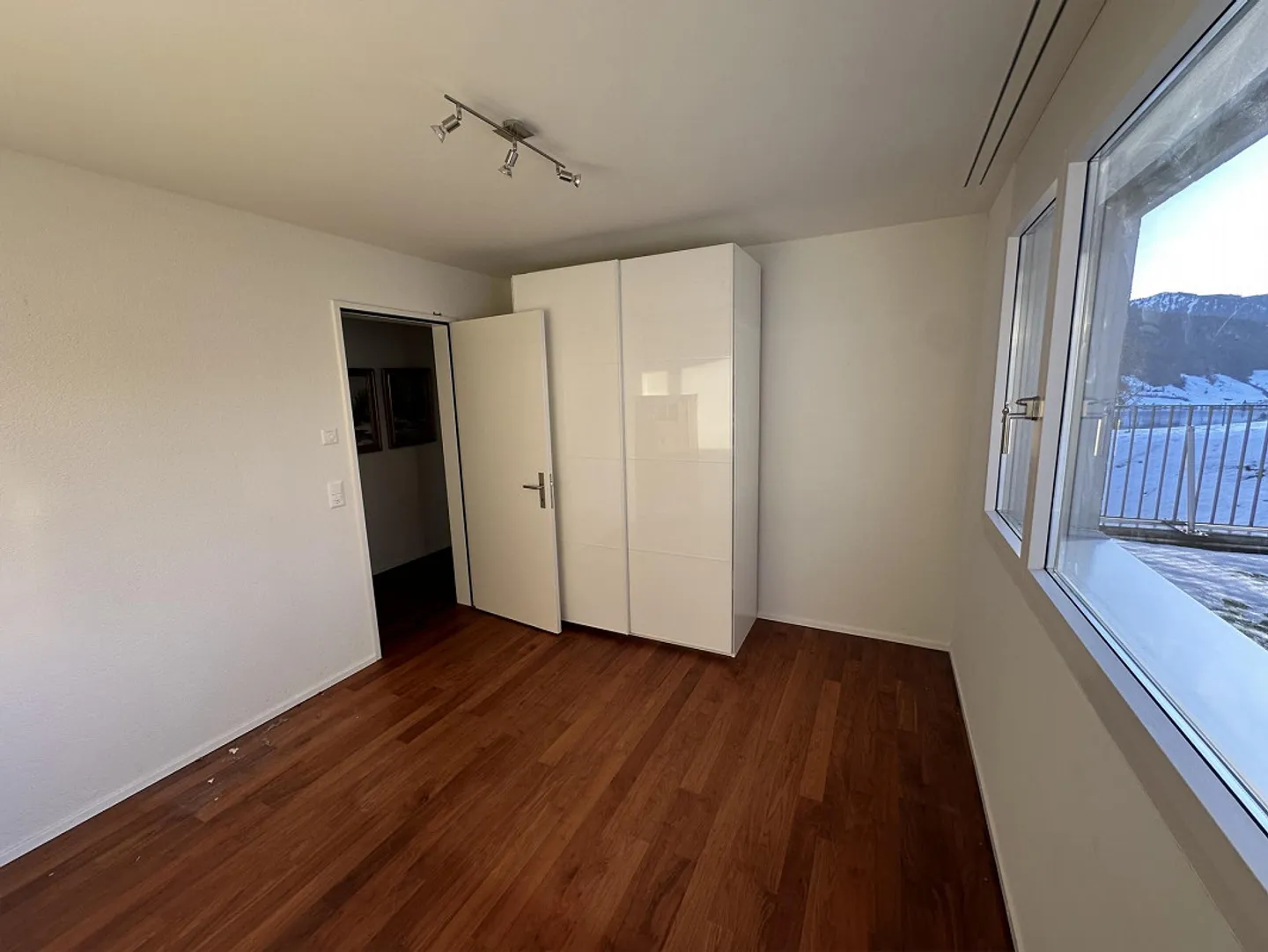 Modern 4.5 room apartment in Oberägeri with breathtaking views - Photo 9 of 12