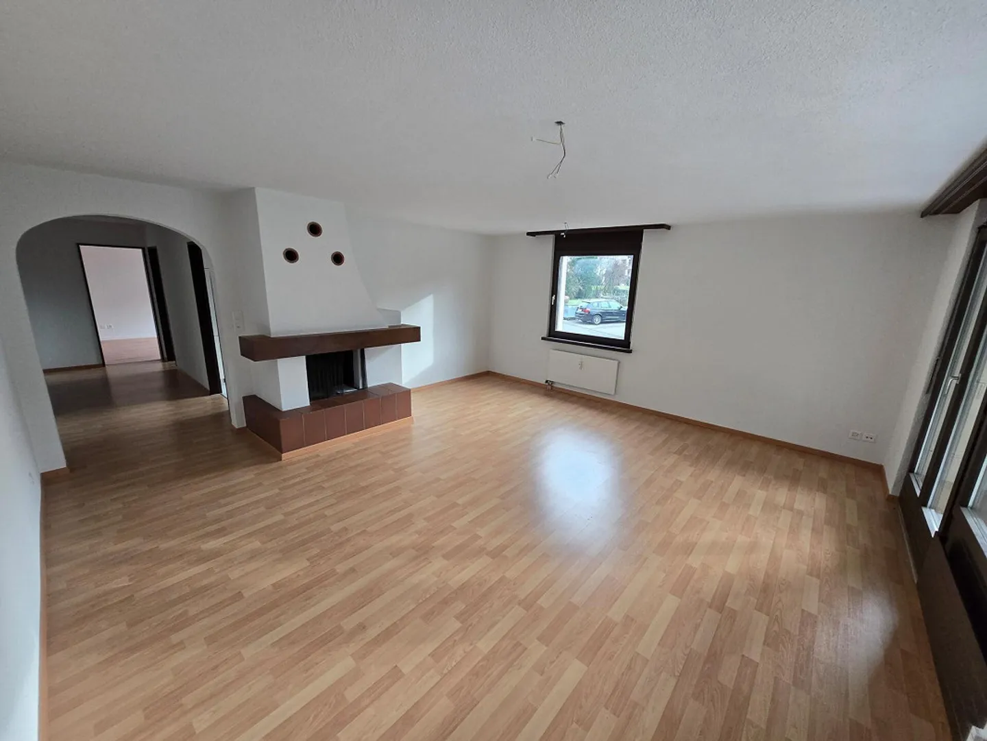 Frisch renovierte 3.5-Zi-EG-Wohnung mit Cheminée und eigener Garage - Foto 1 von 7